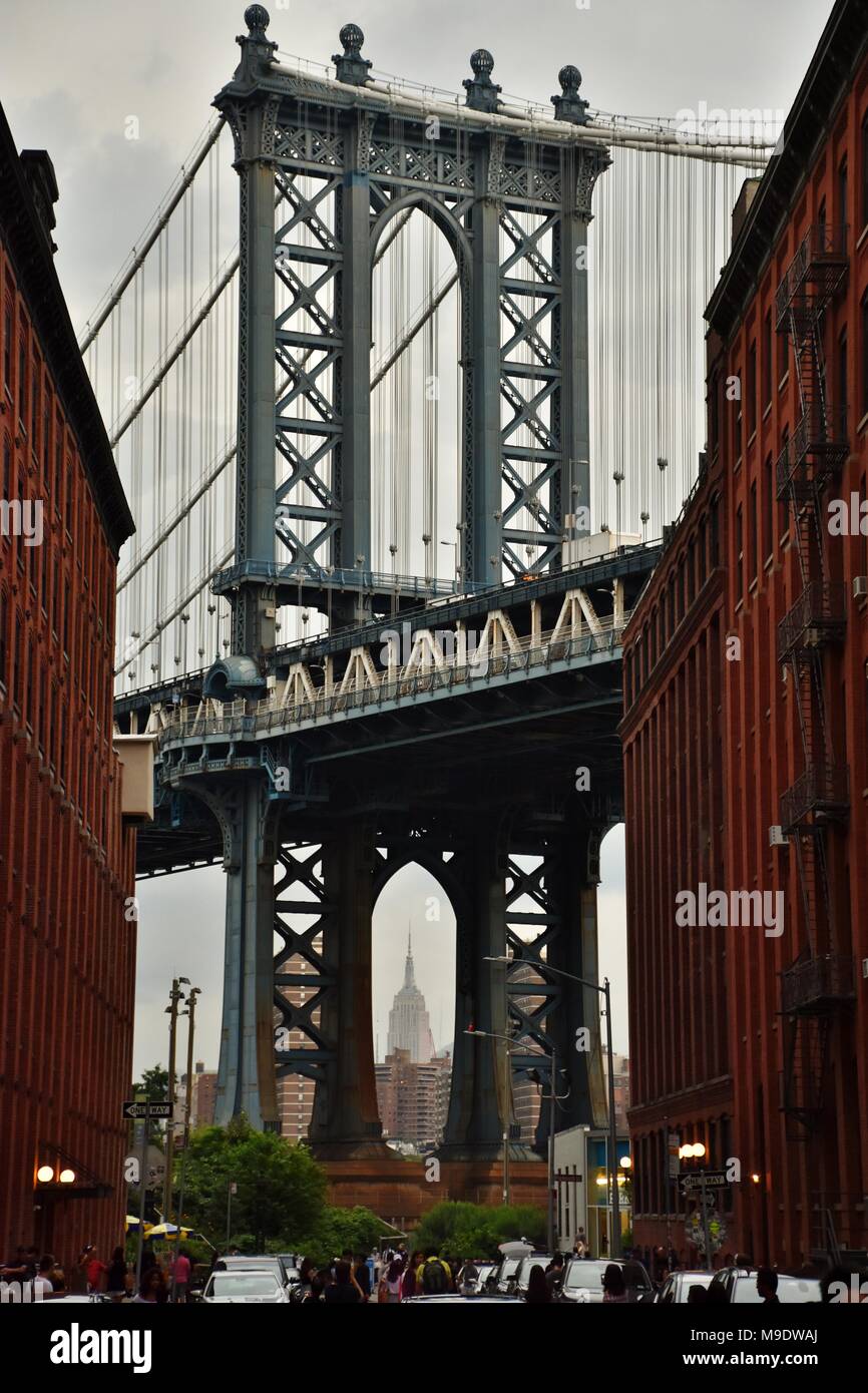 Die Manhattan Bridge aus dem DUMBO (Down Under Manhattan Bridge Überführung) Nachbarschaft von Brooklyn. Stockfoto
