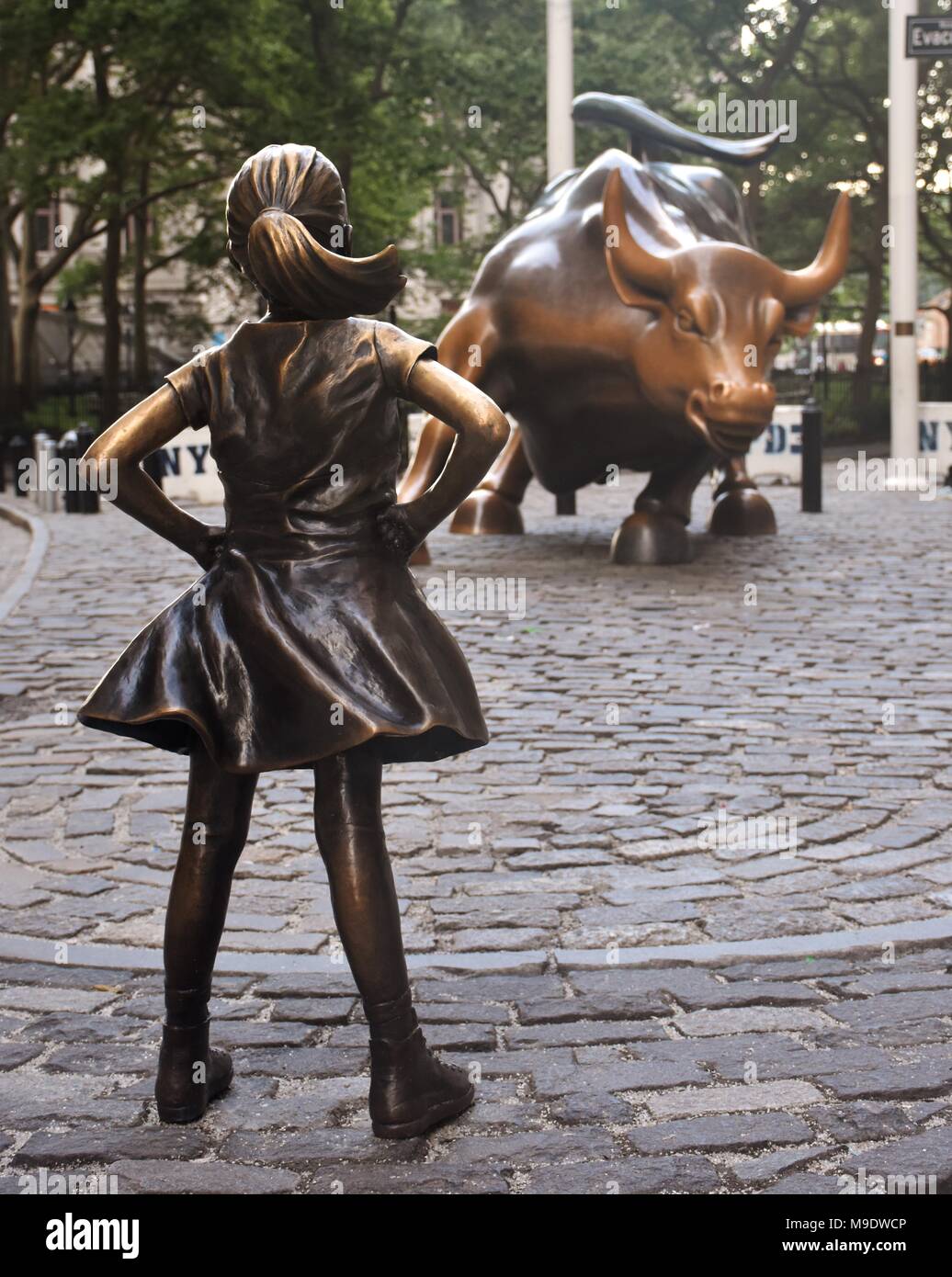 Die wütenden Stier und Offenes Girl Statuen in Downtown Manhattan an der Wall Street in New York City. Stockfoto