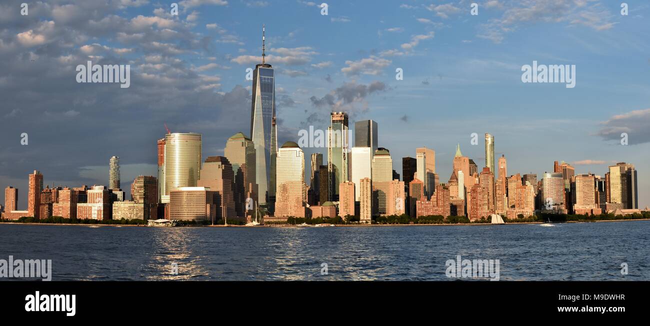 Der Freedom Tower, World Financial Center und der Skyline von Downtown Manhattan von Jersey City Stockfoto