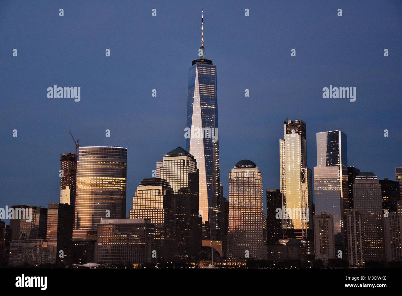 Der Freedom Tower, World Financial Center und der Skyline von Downtown Manhattan von Jersey City bei Sonnenuntergang. Stockfoto