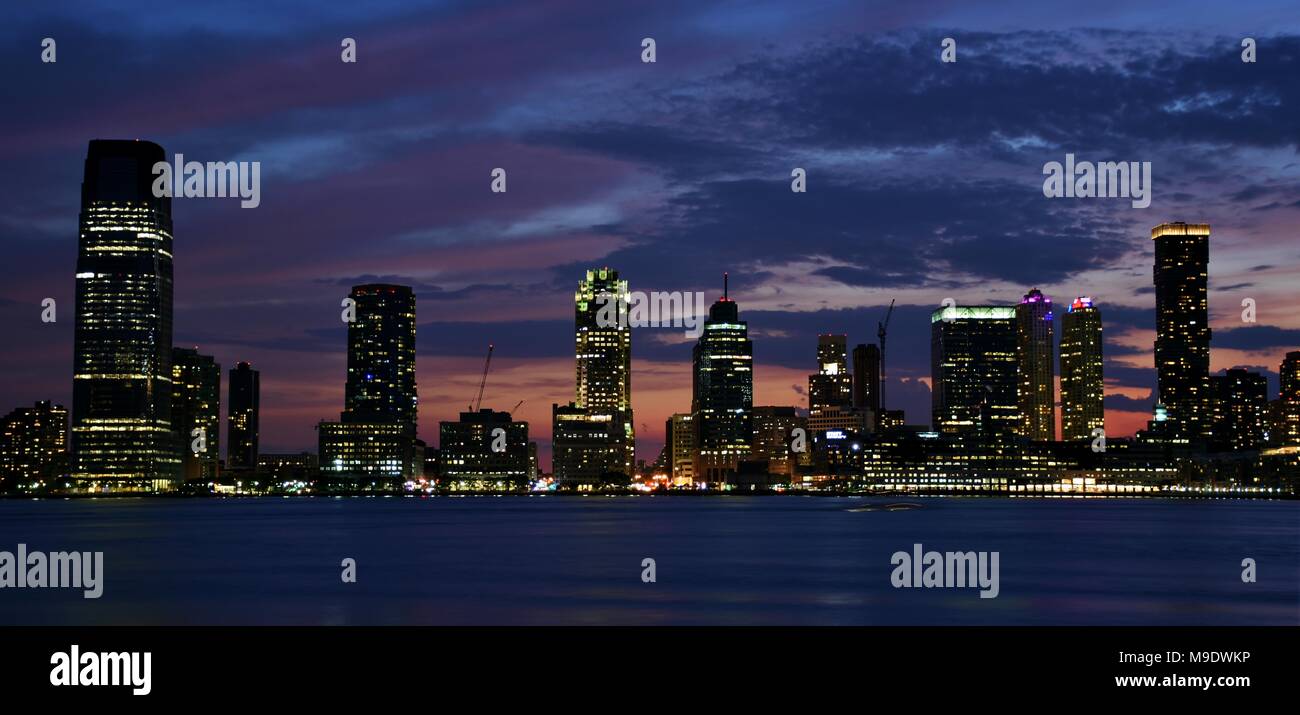 Die Skyline von Jersey City bei Sonnenuntergang. Stockfoto