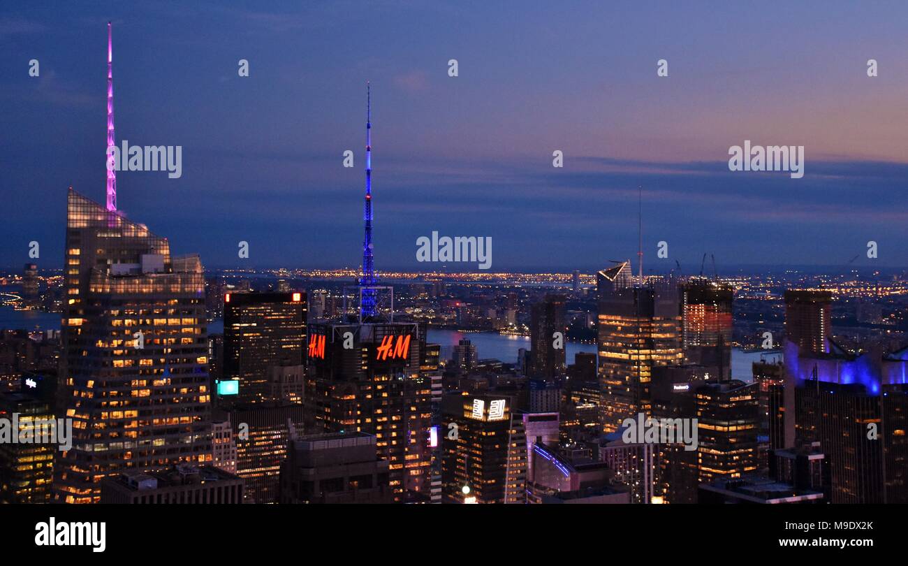 Die Skyline von Midtown New York City und den Times Square bei Nacht. Stockfoto