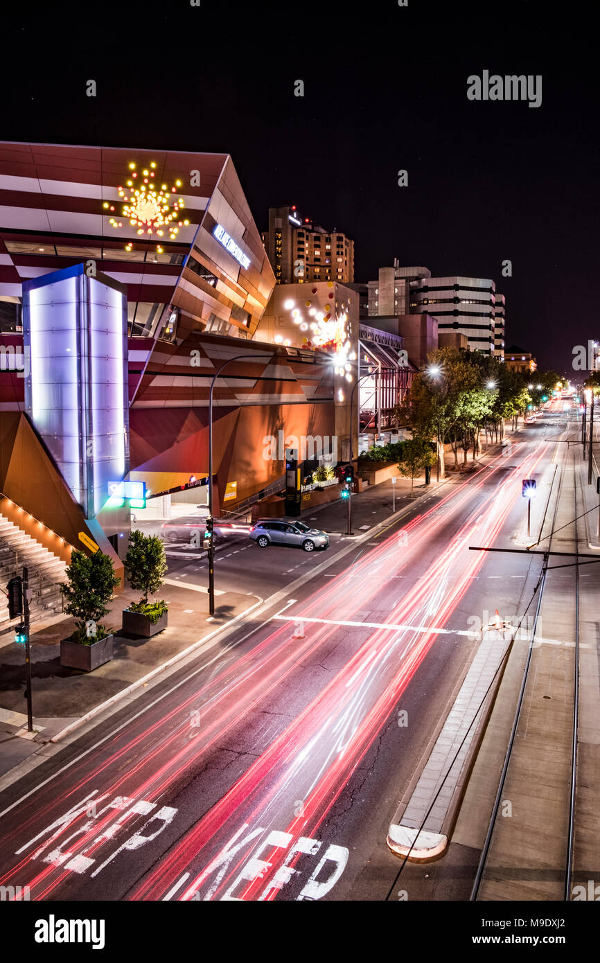 Leichte Wege vom Verkehr auf der North Terrace Adelaide vor dem Adelaide Convention Centre am nördlichen Rand des Adelaide CBD, Australien. Stockfoto