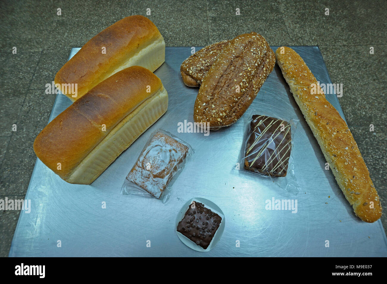 An der Holländischen Bäckerei: Backwaren auf einem Tablett gelegt: Holländische Brot, Brötchen, Muffins. März 21, 2018. Brovary, Ukraine Stockfoto