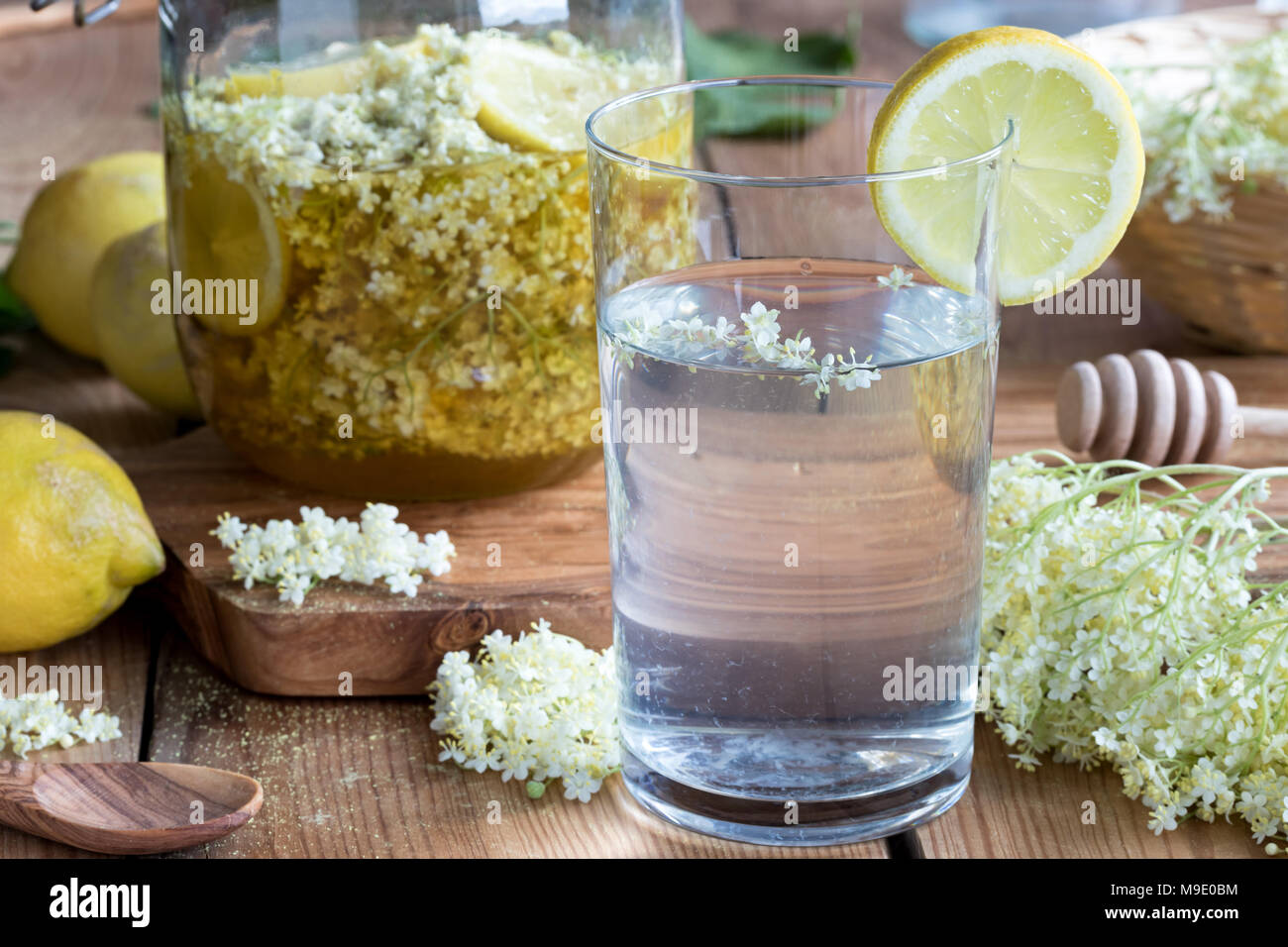 Limonade aus hausgemachten Holunder Blume Sirup Stockfoto