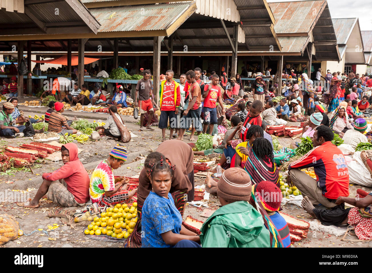 Wamena, Indonesien. Die Menschen sind auf dem lokalen Markt von Wamena im Baliem Valley, Papua Neu Guinea. Stockfoto