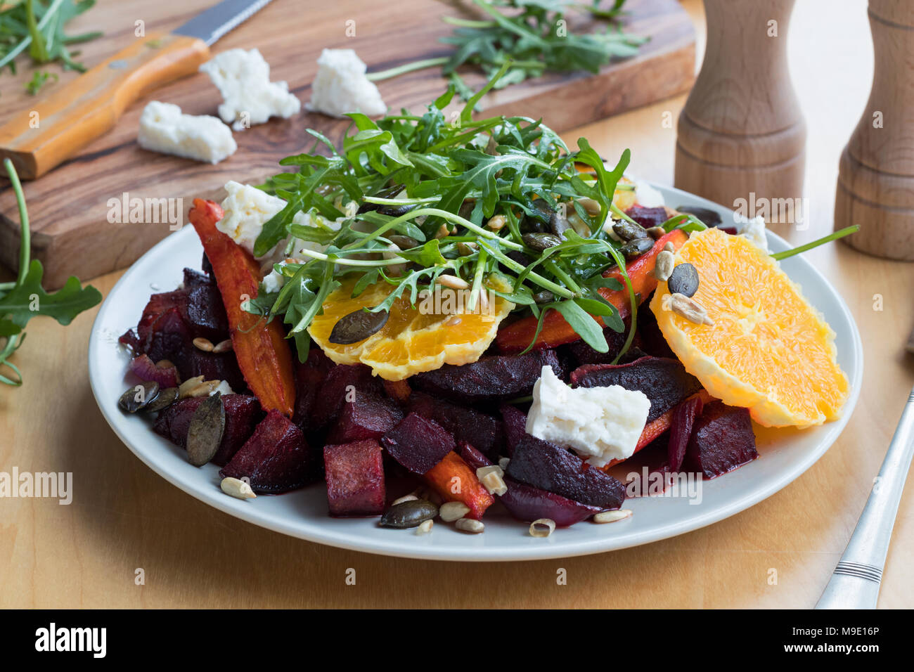 Salat gebackene Rote Bete und Karotten, Orangen, frisch und Rucola, Ziegenkäse, Gerösteter Kürbis- und Sonnenblumenkerne. Stockfoto