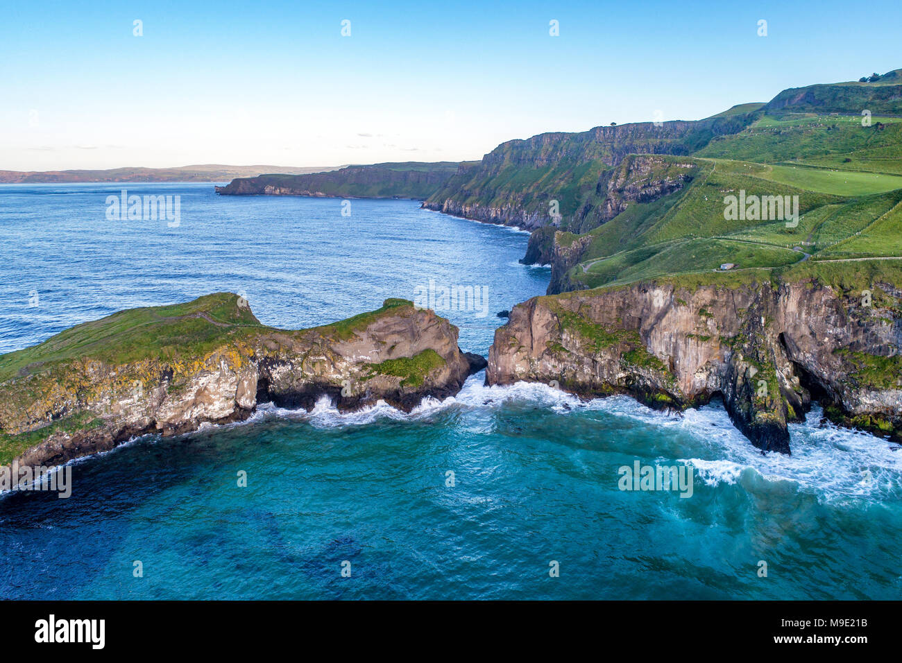 Nordirland, Großbritannien. Atlantischen Küste mit Felsen und weit Luftaufnahme von Carrick-a-Rede Rope Bridge in der Grafschaft Antrim Stockfoto