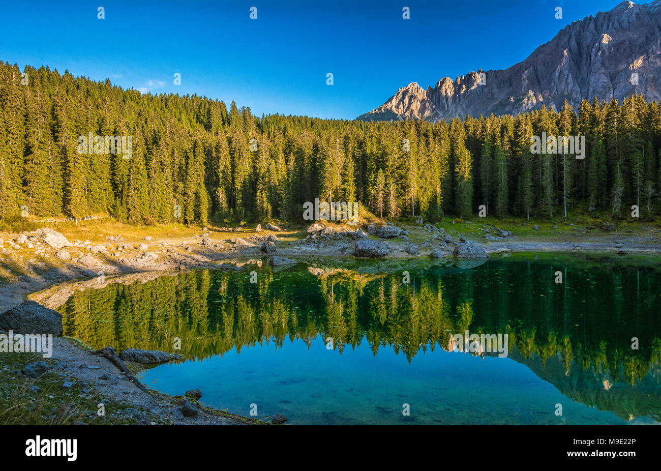 Lago di Carezza Karersee oder See mit Latemar Berg hinter der Gruppe, Nova Levante - Welschnofen, Trentino Alto Adige - Südtirol, Italien Stockfoto