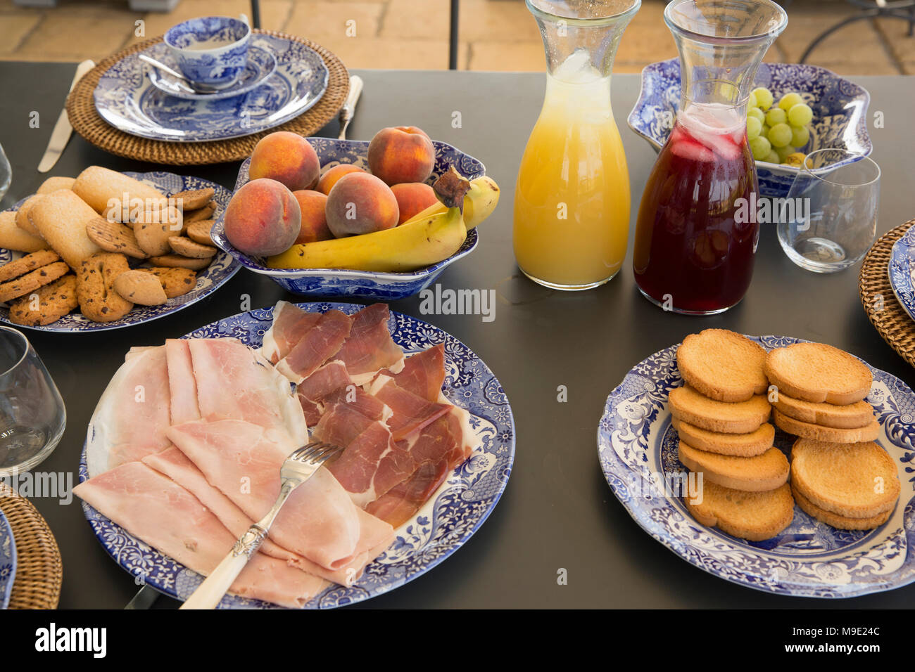 Ein Frühstück in der Toskana Italien mit Aufschnitt, Gebäck und frischem Obst Stockfoto
