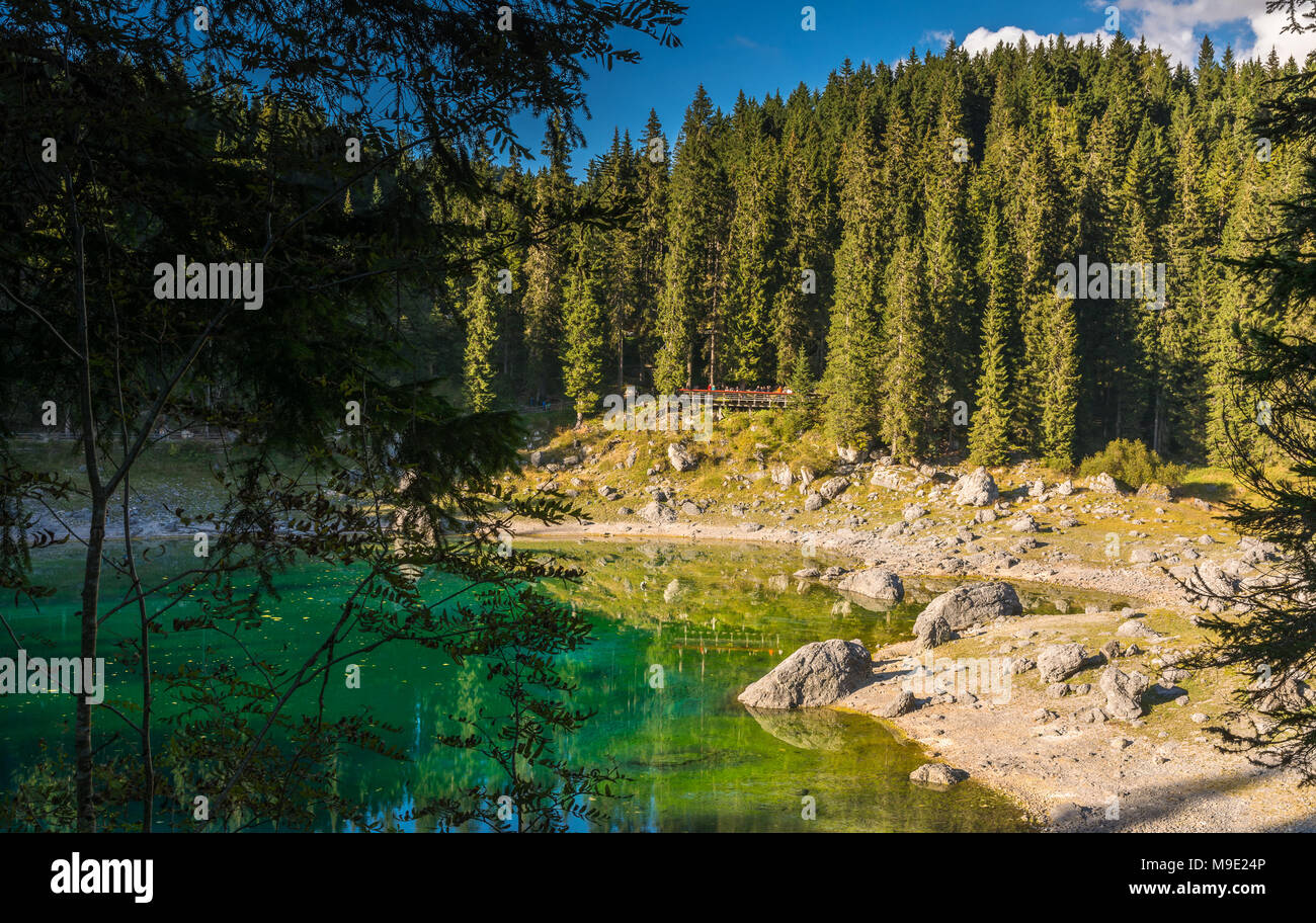 Lago di Carezza Karersee oder See mit Latemar Berg hinter der Gruppe, Nova Levante - Welschnofen, Trentino Alto Adige - Südtirol, Italien Stockfoto