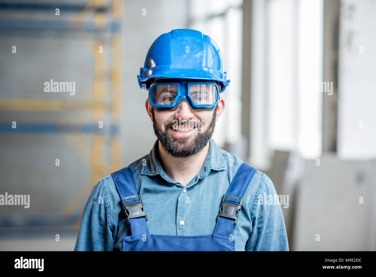Builder in Uniform im Innenbereich Stockfoto