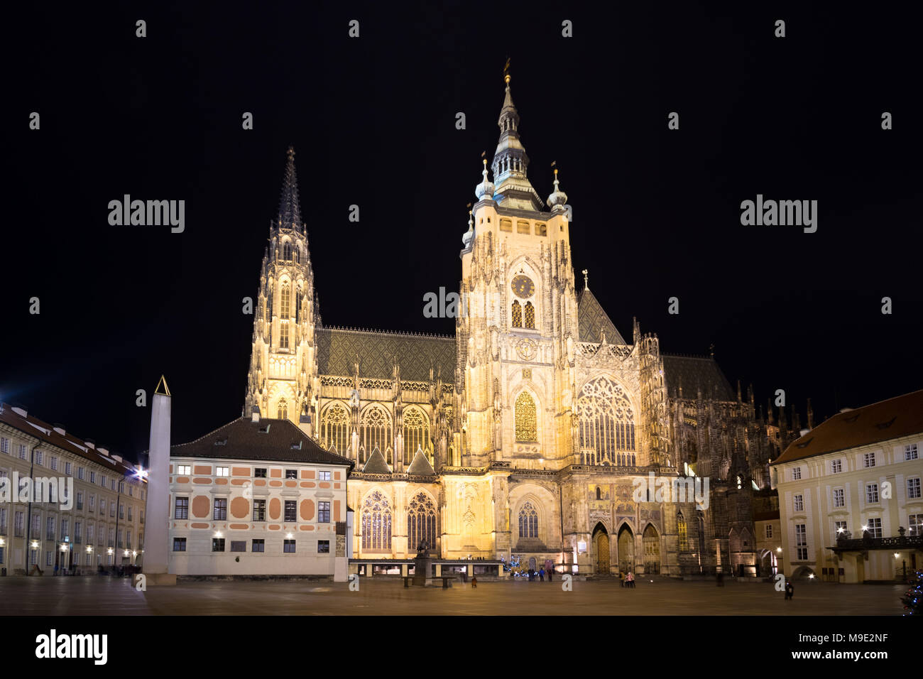 Prag, tschechische Republik - 27 Dezember, 2017: St. Veitsdom auf der Prager Burg bei Nacht Stockfoto