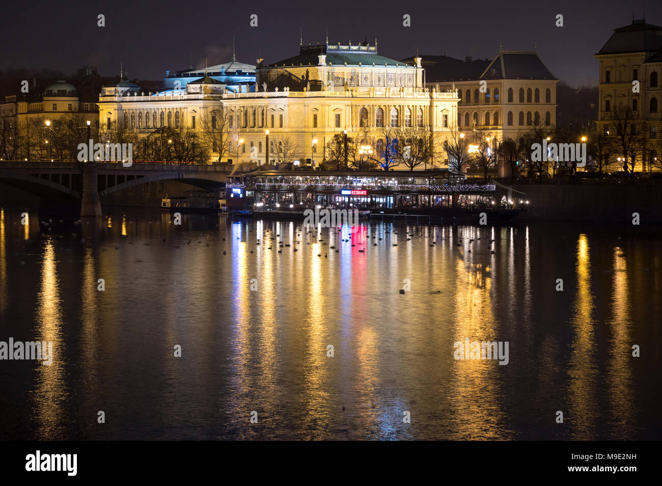 Prag, tschechische Republik - 27 Dezember, 2017: Rudolfinum Concert Hall am Ufer der Moldau bei Nacht Stockfoto