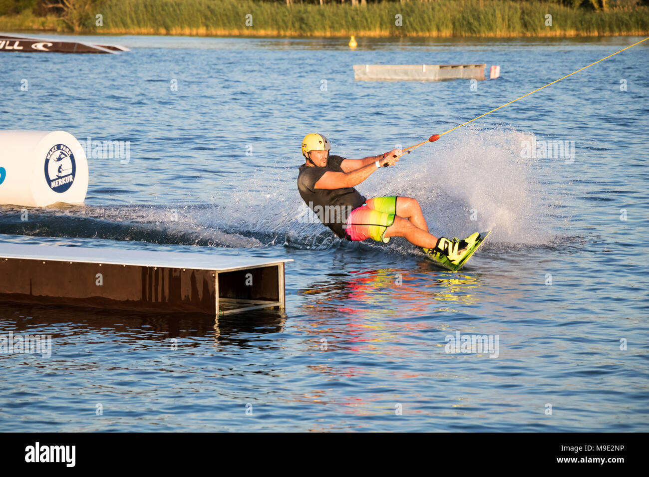 PASOHLAVKY, Tschechische Republik - 26. Juni 2017: Fahrer Wakeboarden in der Kabel-WakePark Wake Merkur in Südmähren Stockfoto