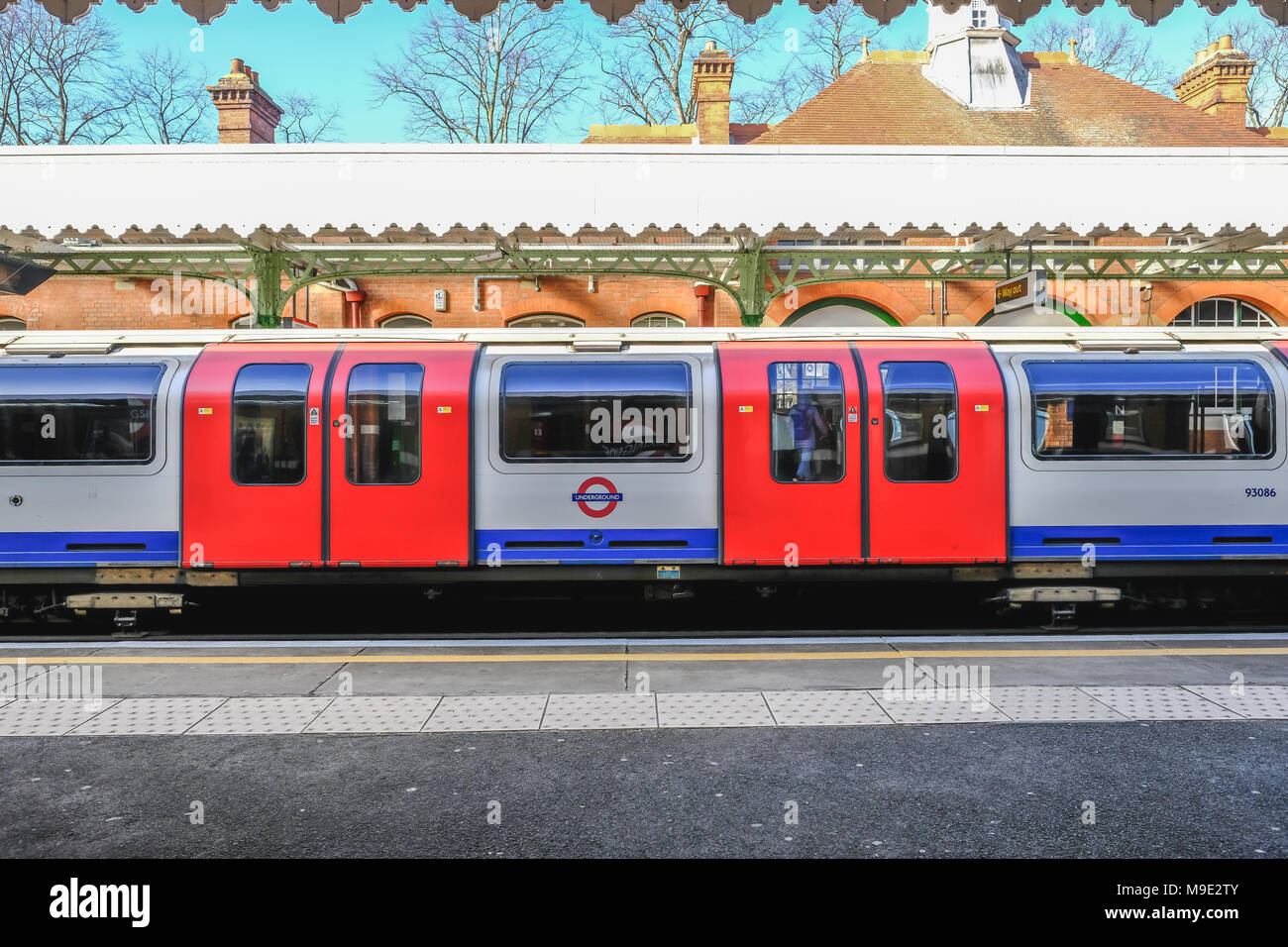 Barkingside, Ilford, Essex, Großbritannien - Februar, 16, 2018: Plattform für Barkingside U-Bahnhof, aus dem Osten gebunden Plattform der Steher genommen Stockfoto