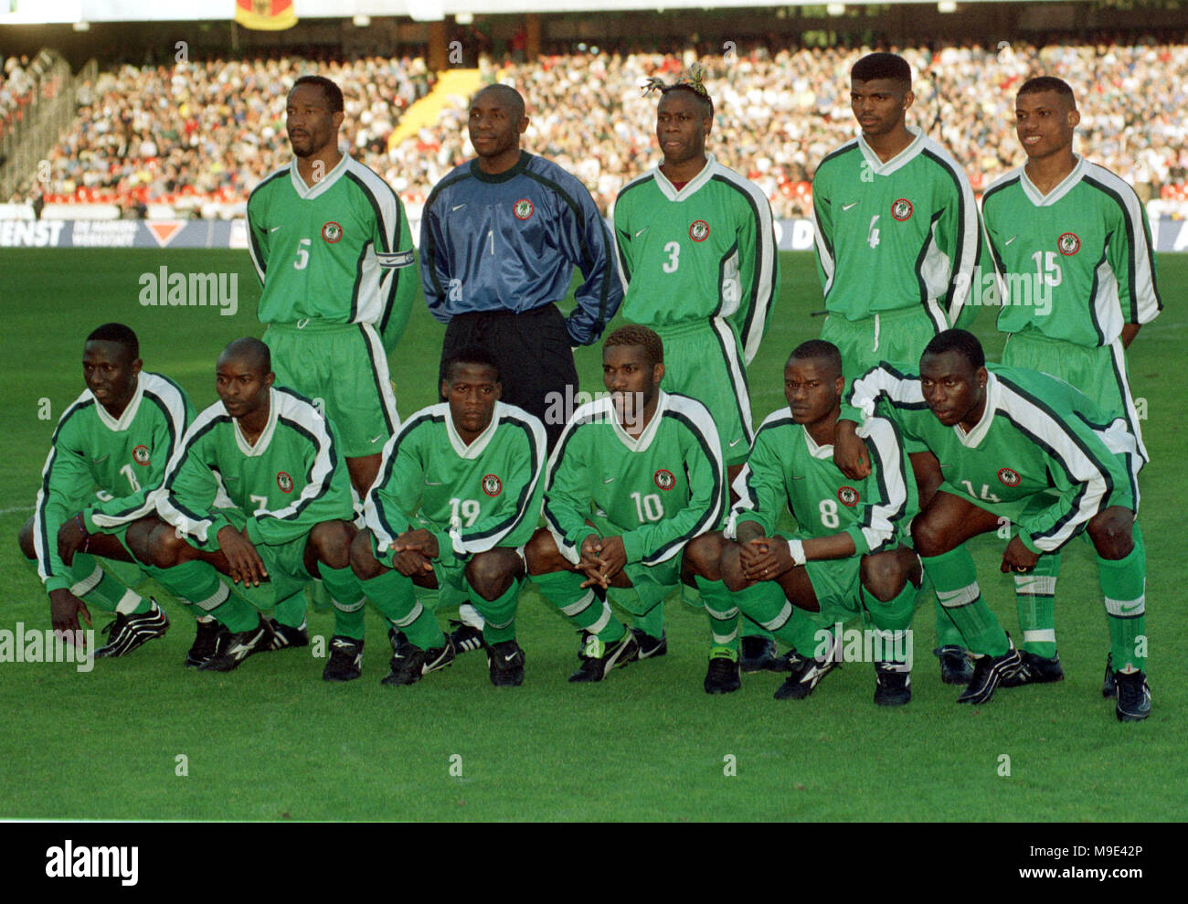 Mungersdorfer Stadion Köln, Deutschland 22.04.1998, Fußball International Freundlich, Deutschland gegen Nigeria mit 1:0 - - - - Team Nigeria, obere Reihe von links: Uche Okechukwu, Ike, SHORONMU Nwanku Taribo WEST, Kanu, Sunday OLISEH Untere Reihe von links: Pascal PATRICK, Finidi GEORGE, Ganiyu Ajide), Augustinus (Jay-Jay Okocha, Mutiu Adepoju, Daniel AMOKACHI Stockfoto