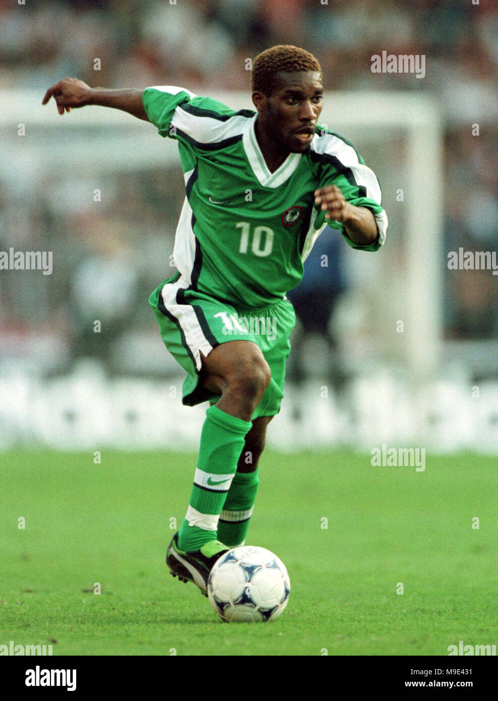 Mungersdorfer Stadion Köln, Deutschland 22.04.1998, Fußball International  Freundlich, Deutschland gegen Nigeria mit 1:0 - - - - Augustine (Jay Jay)  OKOCHA (Nigeria Stockfotografie - Alamy