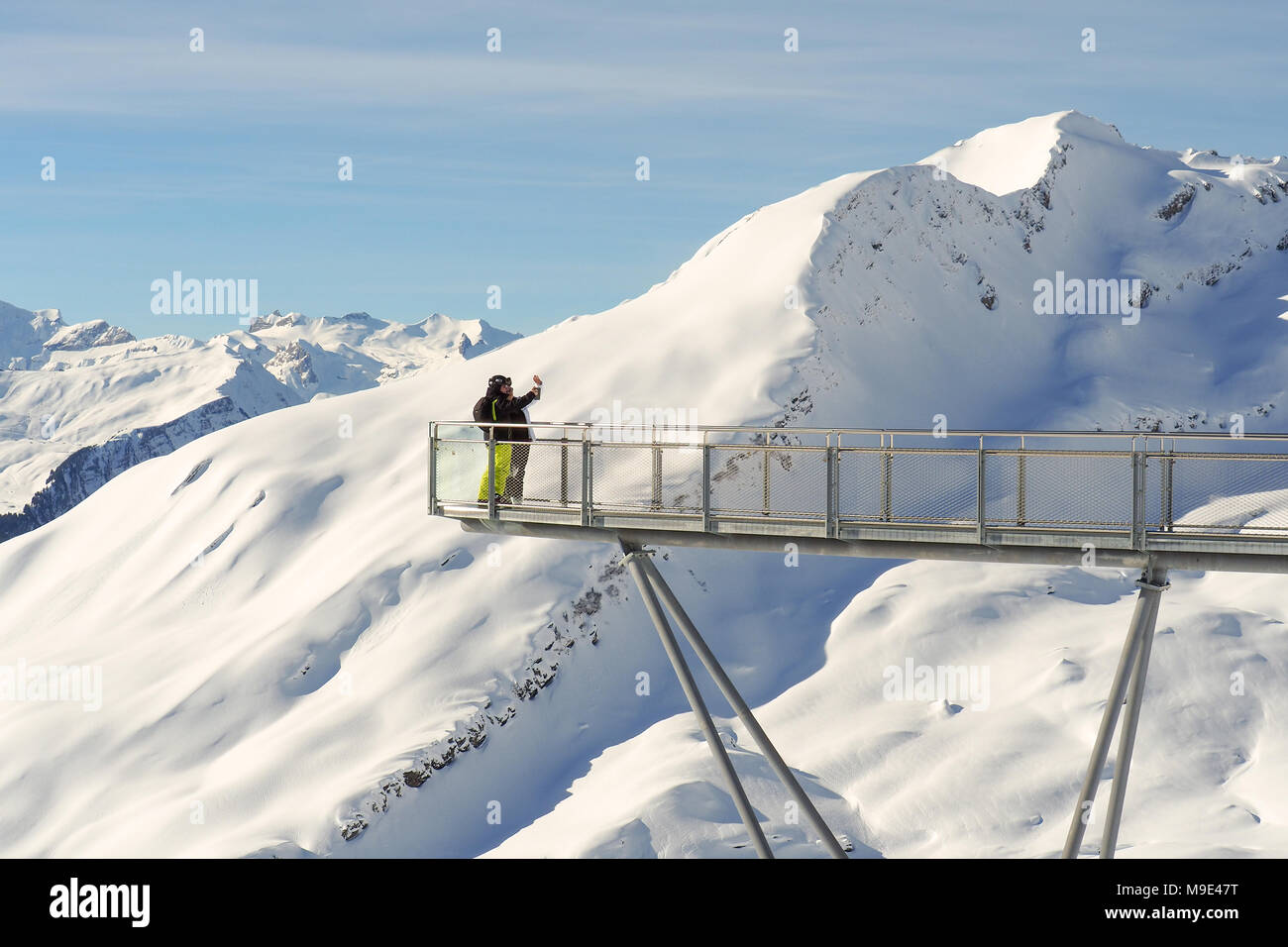 Zwei Leute bewundern Berge und eine selfie auf der ersten Cliff Walk in Grindelwald, Schweiz Stockfoto