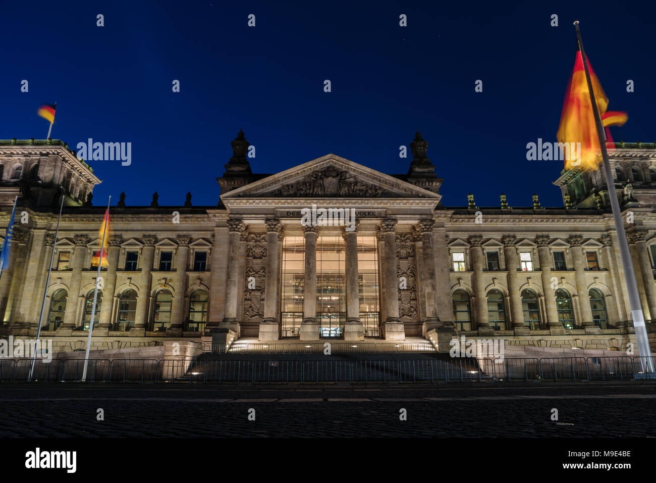 Deutsche Reichstag bei Nacht, Mitte, Berlin, Deutschland, Europa. Reichstag und Bundestag ist das Parlament der Bundesrepublik Deutschland. Beliebte Sehenswürdigkeiten, berühmten trav Stockfoto