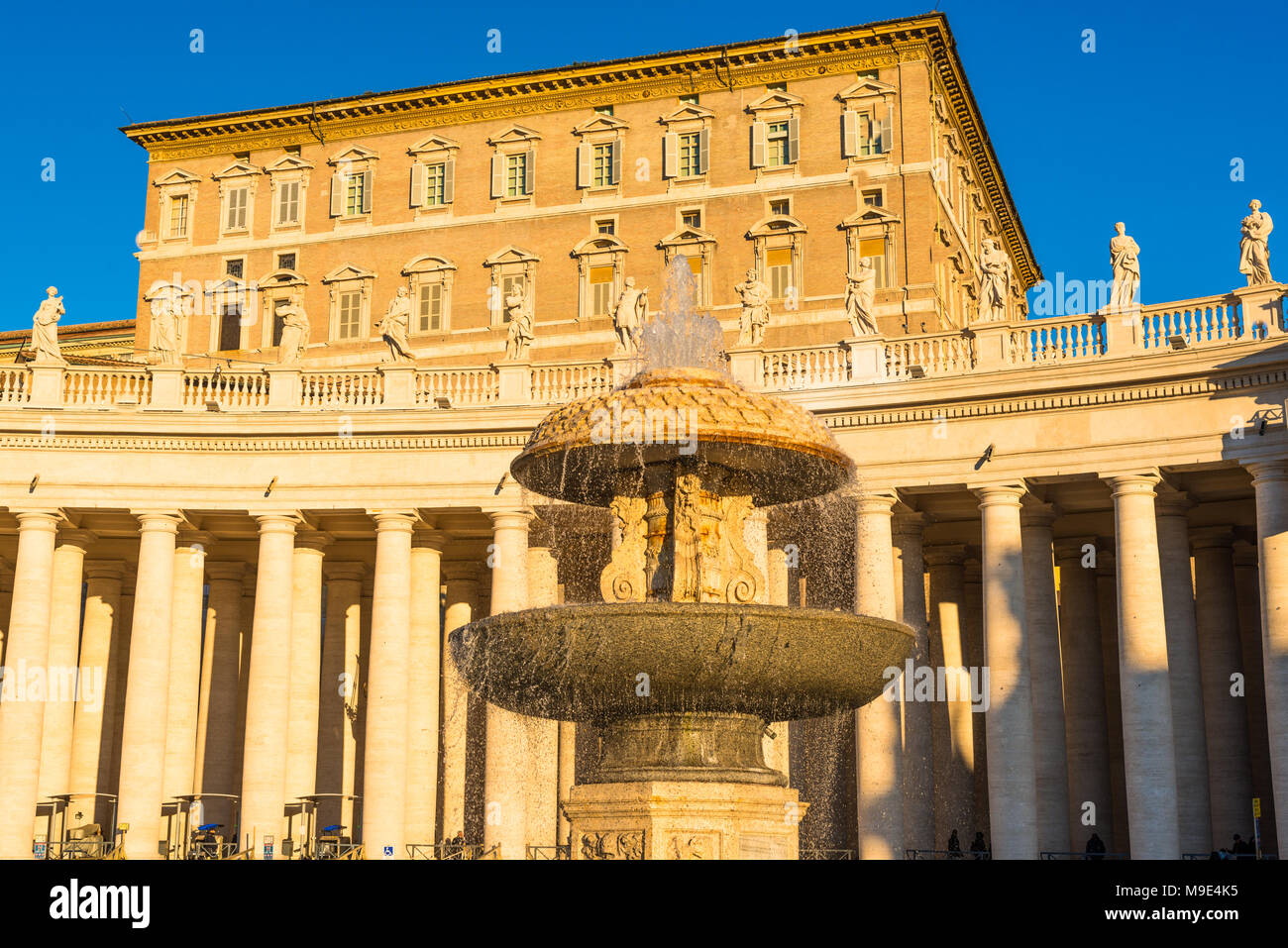Vatikanischen Palast, Residenz des Papstes und Statuen in den frühen Morgenstunden vom Petersplatz aus gesehen. Rom. Latium, Italien. Stockfoto