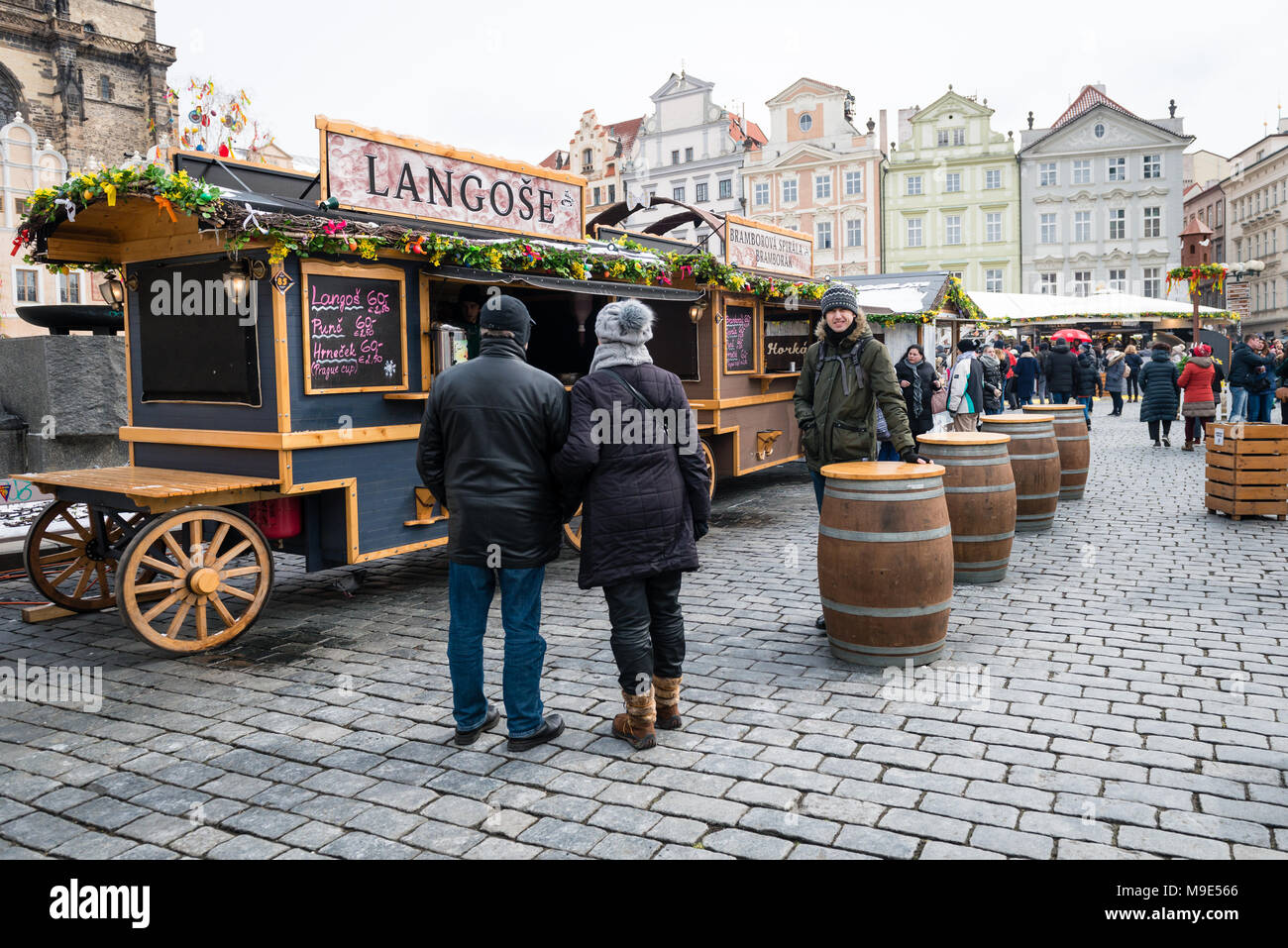 Prag, Tschechische Republik - 18. März, 2018: die Menschen sind, die in Prag Ostern Markt am Marktplatz der Altstadt. Die ostermärkte (Velikonocni trhy) feiern t Stockfoto