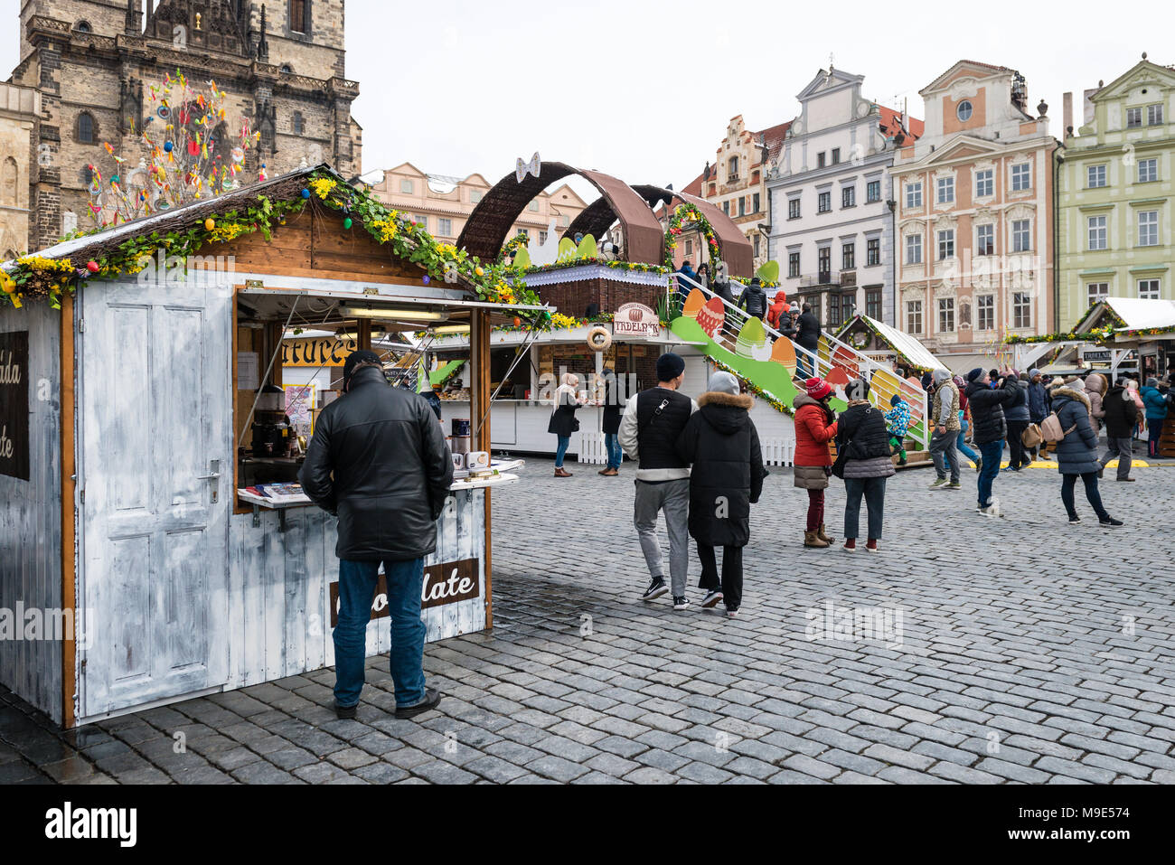 Prag, Tschechische Republik - 18. März, 2018: die Menschen sind, die in Prag Ostern Markt am Marktplatz der Altstadt. Die ostermärkte (Velikonocni trhy) feiern t Stockfoto