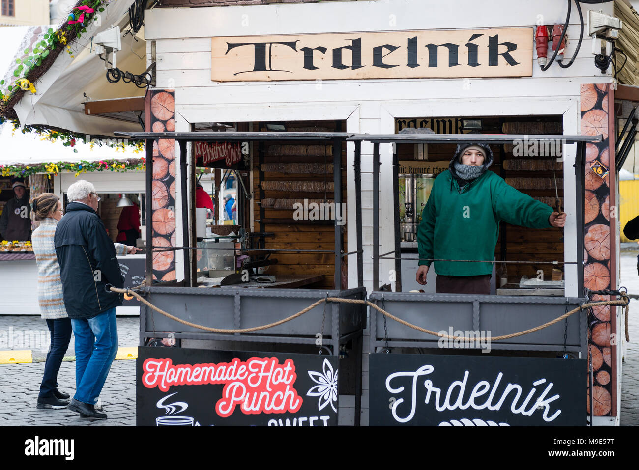 Prag, Tschechische Republik - 18. März, 2018: die Menschen sind, die in Prag Ostern Markt am Marktplatz der Altstadt. Die ostermärkte (Velikonocni trhy) feiern t Stockfoto