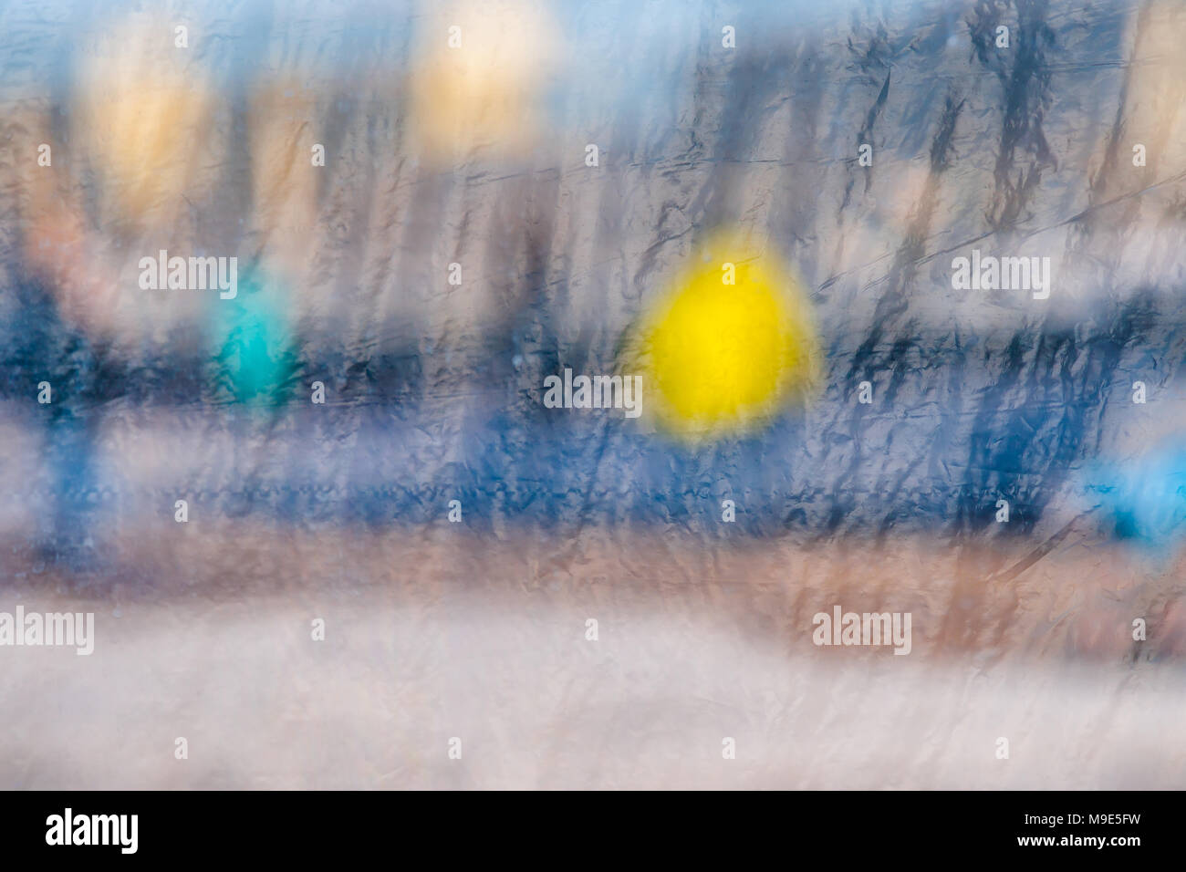 Verschwommene Reflexionen in einem Fenster Glas Empfangstheke mit einigen Kunststoff Tuch Stockfoto