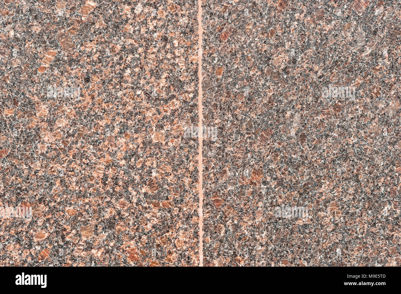 Zwei glatte Granit Platten der braune Farbe durch eine senkrechte Naht geteilt Stockfoto