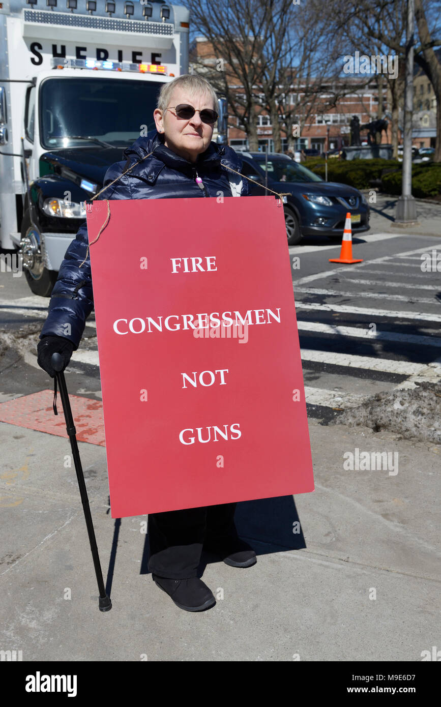 Frau protestiert für Pistole Kontrolle Gesetze, Morristown, NJ Stockfoto