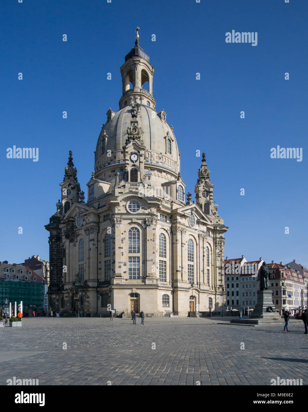 Frauenkirche Dresden an einem sonnigen Tag mit blauen Himmel, Deutschland. Stockfoto