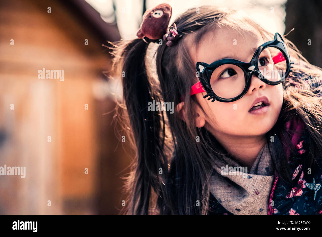 Süße kleine gemischte Rasse Mädchen mit lustigen Brillen Stockfoto