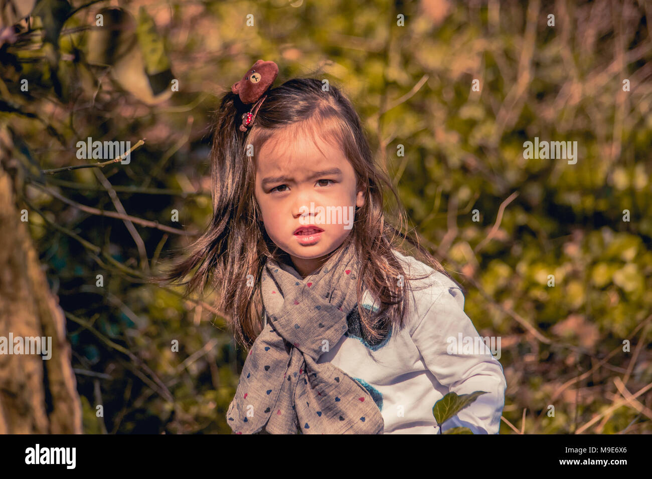 Süße kleine gemischte Rasse Mädchen im Wald Stockfoto