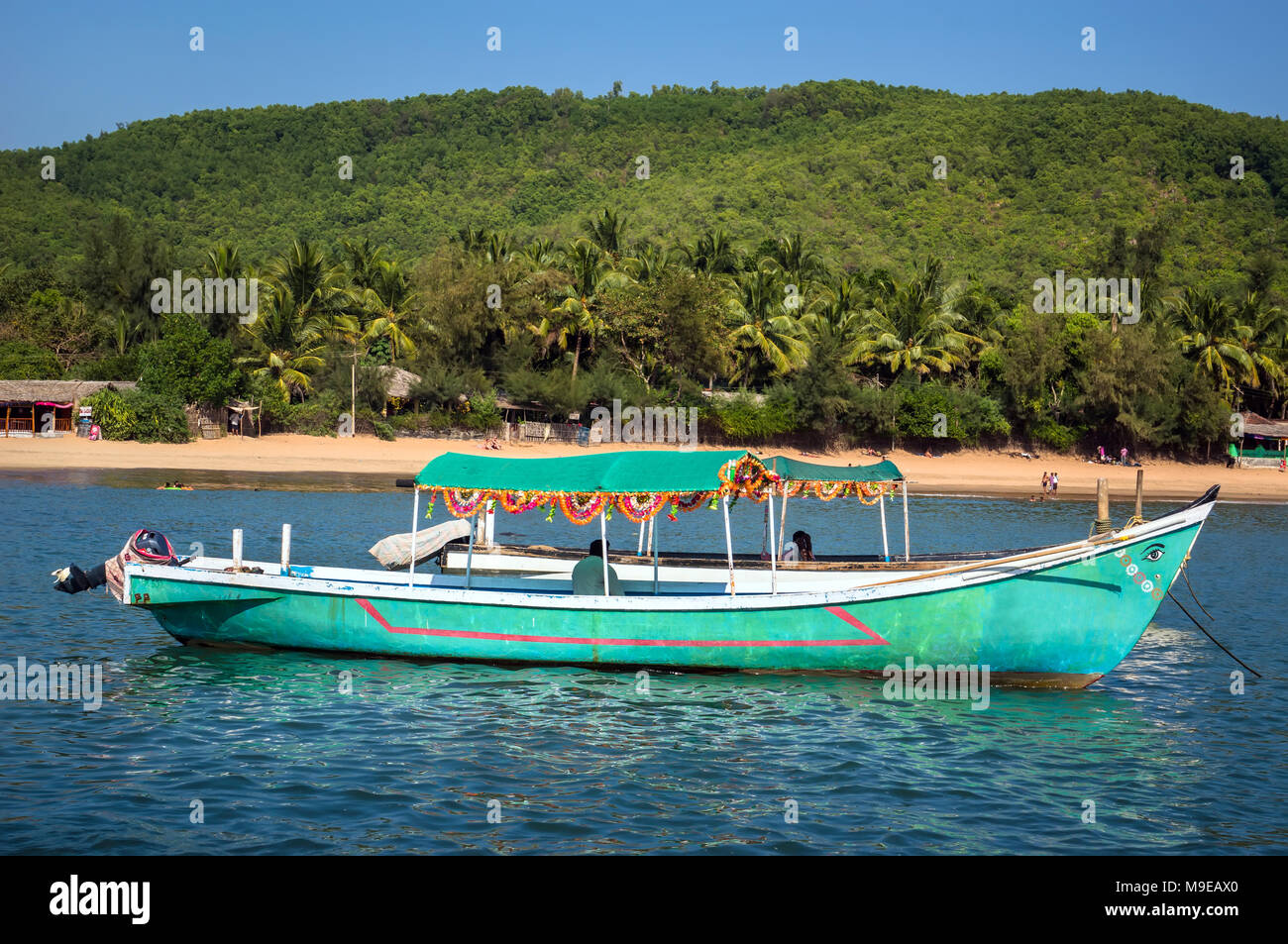 Indische Boot im Meer am Strand Hintergrund. Gokarna Indien Stockfoto