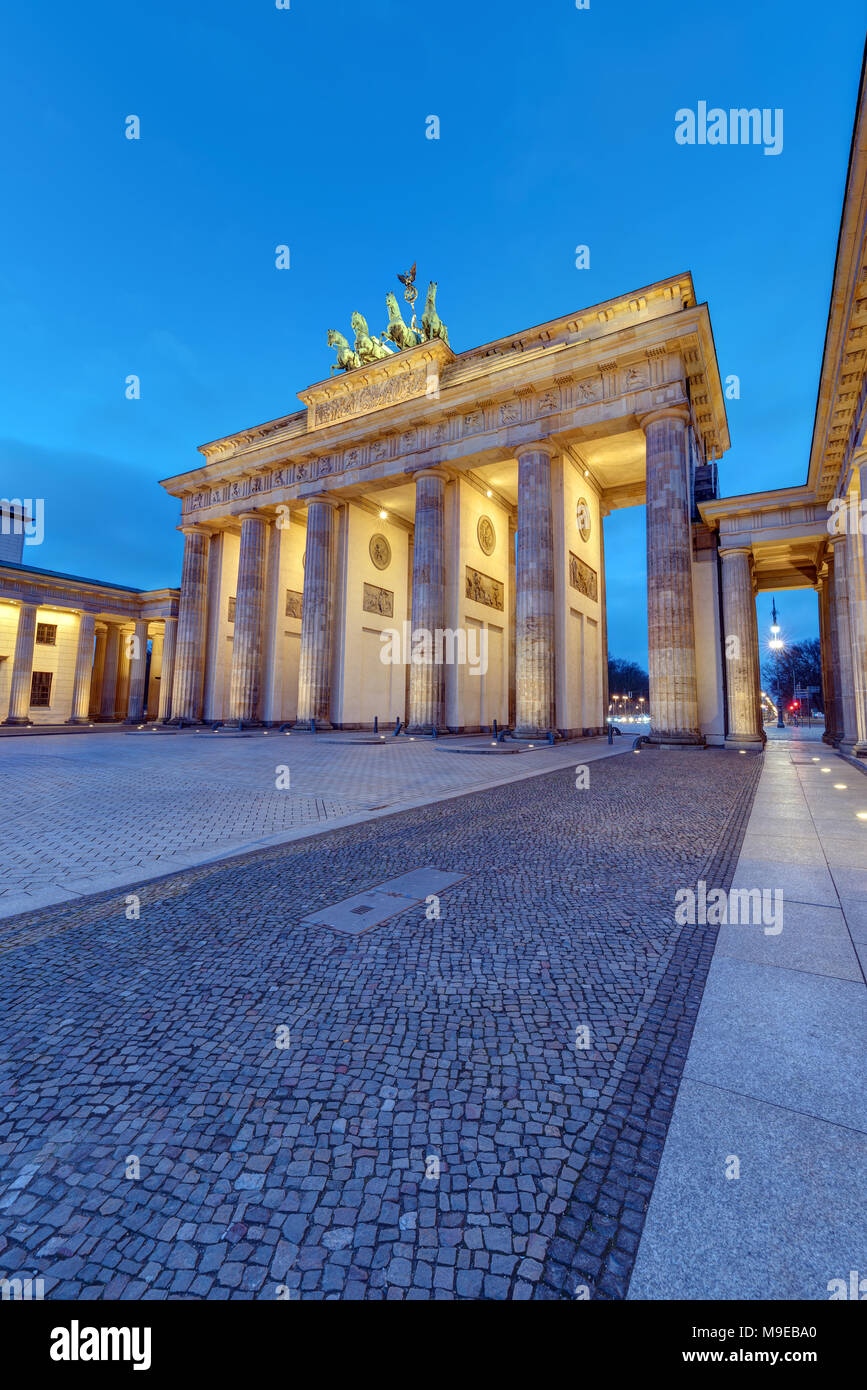 Andere Perspektive auf das Brandenburger Tor in Berlin in der Morgendämmerung Stockfoto