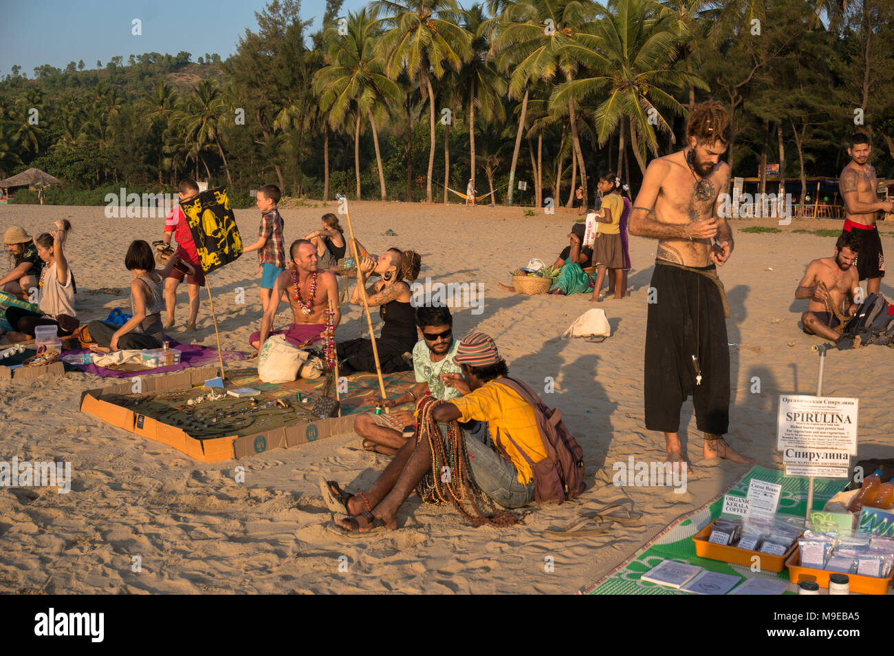 19. Januar 2017. Die lokalen Hippies verkaufen handgefertigte Waren auf einem Flohmarkt in Gokarna am Strand bei Sonnenuntergang Stockfoto