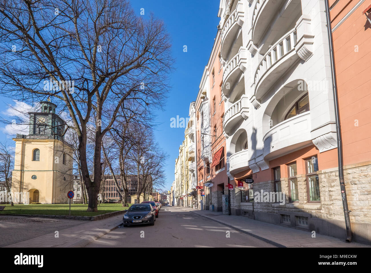 Das olai Park und Knäppingsborgsgatan in Norrköping im Frühling. Norrköping ist eine historische Stadt in Schweden. Stockfoto