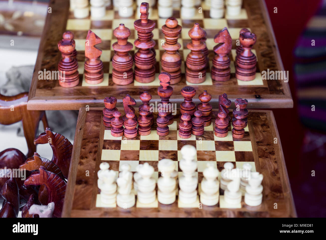 Holz- Schachbrett Spiel mit arrangiert Holz- Schachfiguren bereit für die Wiedergabe Stockfoto