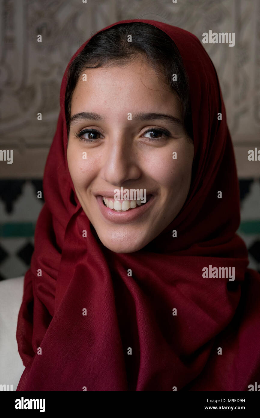 Portrait von jungen muslimischen lächelnde Frau mit roten hijab Kopftuch Stockfoto