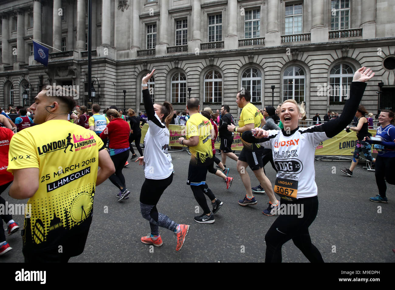 Läufer wave auf die Masse während des 2018 Londoner Sehenswürdigkeiten Halbmarathon. PRESS ASSOCIATION Foto. Bild Datum: Sonntag, 25. März 2018. Photo Credit: John Walton/PA-Kabel Stockfoto