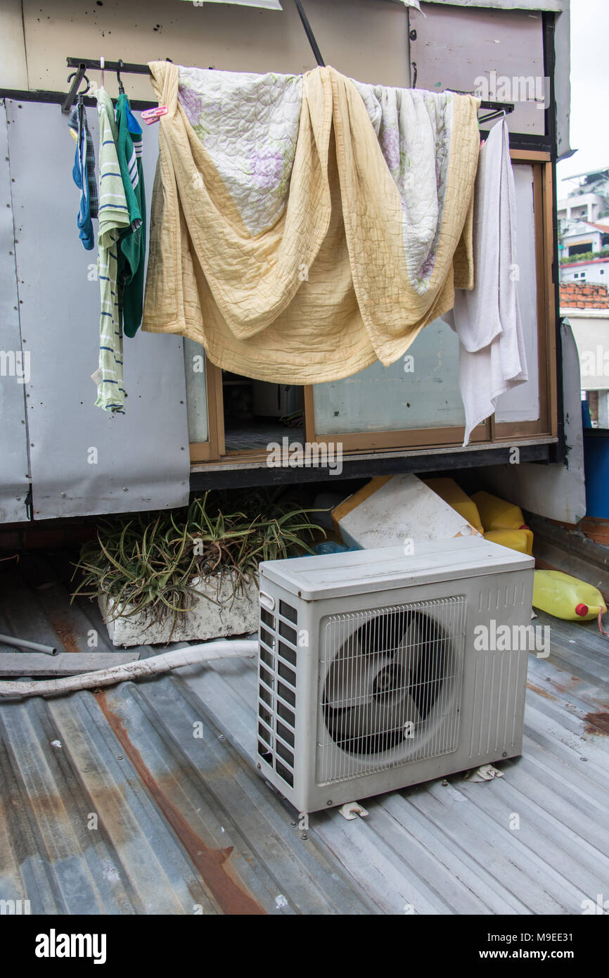 Die Wäsche wird auf dem Dach mit einem Ventilator Klimaanlage getrocknet Stockfoto