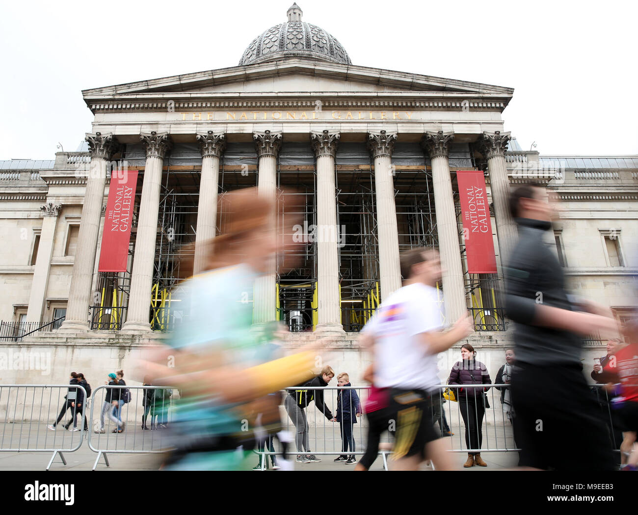 Läufer, die National Portrait Gallery während der 2018 Londoner Sehenswürdigkeiten Halbmarathon. PRESS ASSOCIATION Foto. Bild Datum: Sonntag, 25. März 2018. Photo Credit: Steven Paston/PA-Kabel Stockfoto