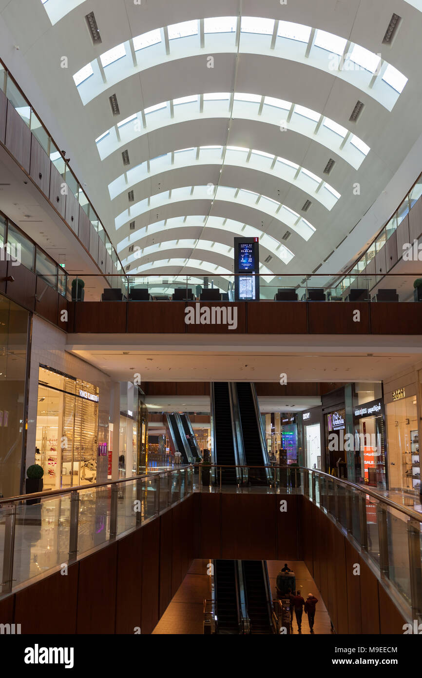 DUBAI, VAE - 12. Januar 2018: Sehr beliebte touristische Aktivität ist das größte Einkaufszentrum der Welt mit allen Architektur und Attraktionen, die zu besuchen Stockfoto