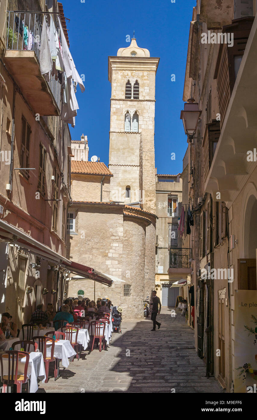 IIdylllic Restaurant an der Kirche Eglise Sainte Marie Majeure, Altstadt von Bonifacio, Korsika, Frankreich, Mittelmeer, Europa Stockfoto