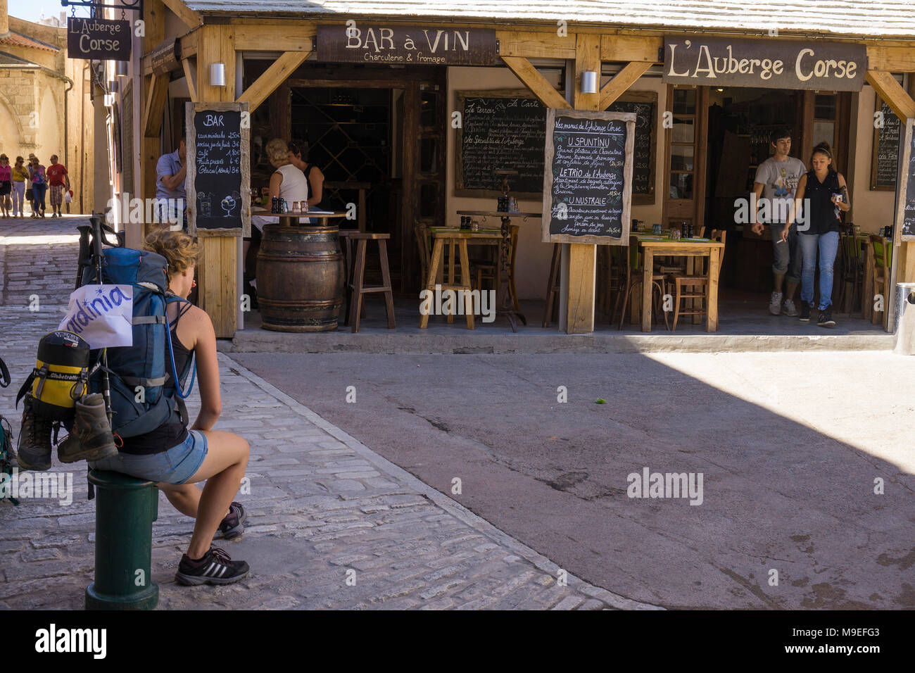 Backpacker in einer kleinen Bar in der Oberen Stadt ruht, Altstadt von Bonifacio, Korsika, Frankreich, Mittelmeer, Europa Stockfoto