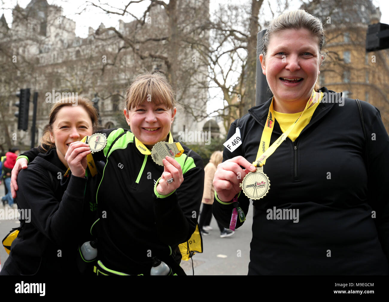 Läufer posieren mit ihren Medaillen nach Abschluss der 2018 Londoner Sehenswürdigkeiten Halbmarathon. PRESS ASSOCIATION Foto. Bild Datum: Sonntag, 25. März 2018. Photo Credit: Steven Paston/PA-Kabel Stockfoto