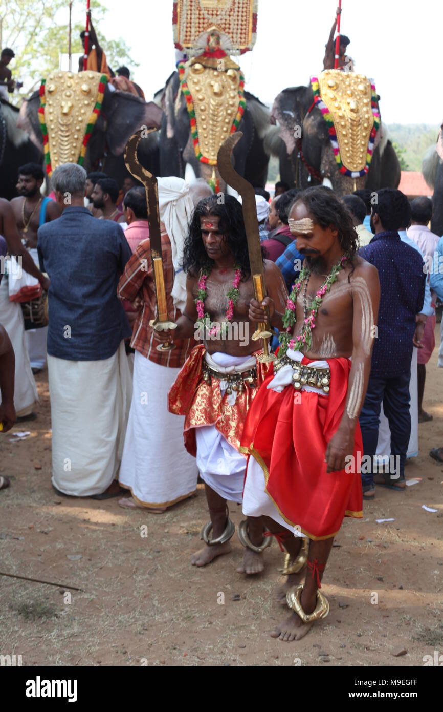 Tempelfest in Kerala, mit Prozession von kuthiravela oder Motiv Pferde Stockfoto