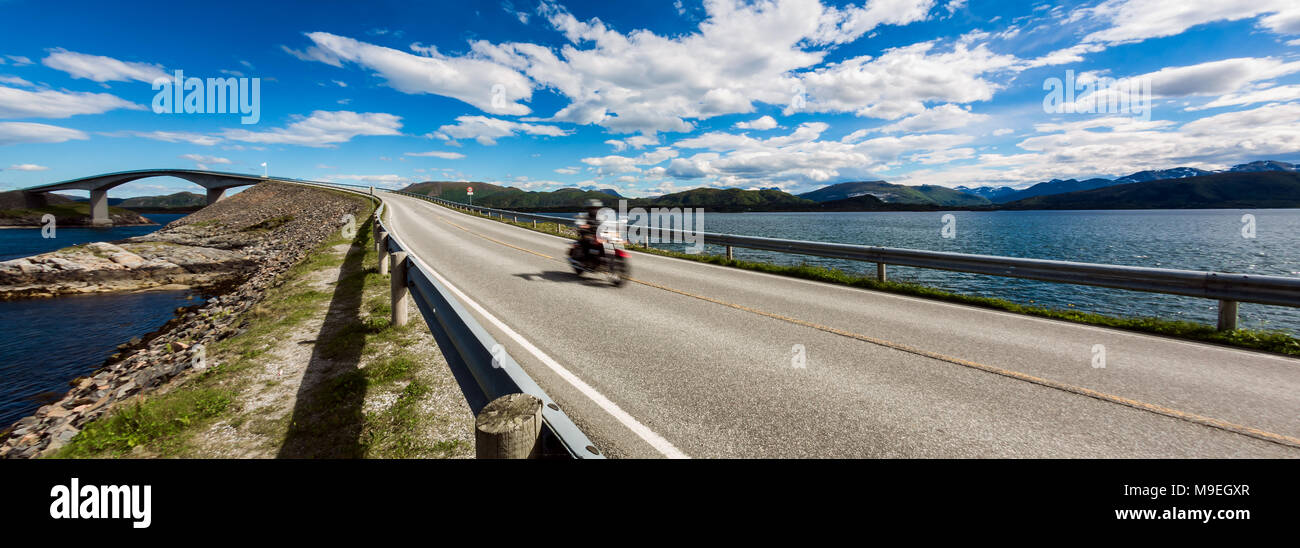 Biker fährt eine Straße mit Atlantik Straße in Norwegen. Atlantik Straße oder den Atlantik Straße (atlanterhavsveien) den Titel als 'Norwegian Con ausgezeichnet. Stockfoto