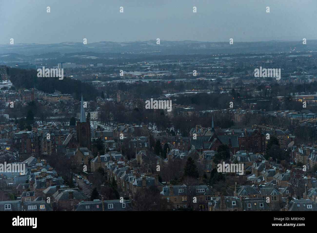 Ein Blick von hoch oben in der Hälfte Licht mit Edinburgh Edinburgh Castle und King Arthur's Seat im Hintergrund Stockfoto